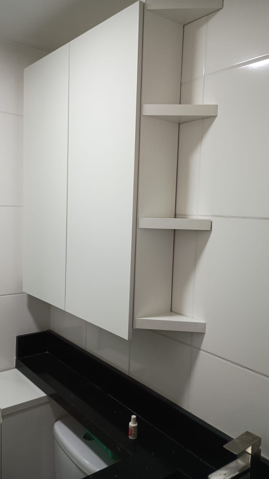 Armário branco de banheiro com nichos laterais