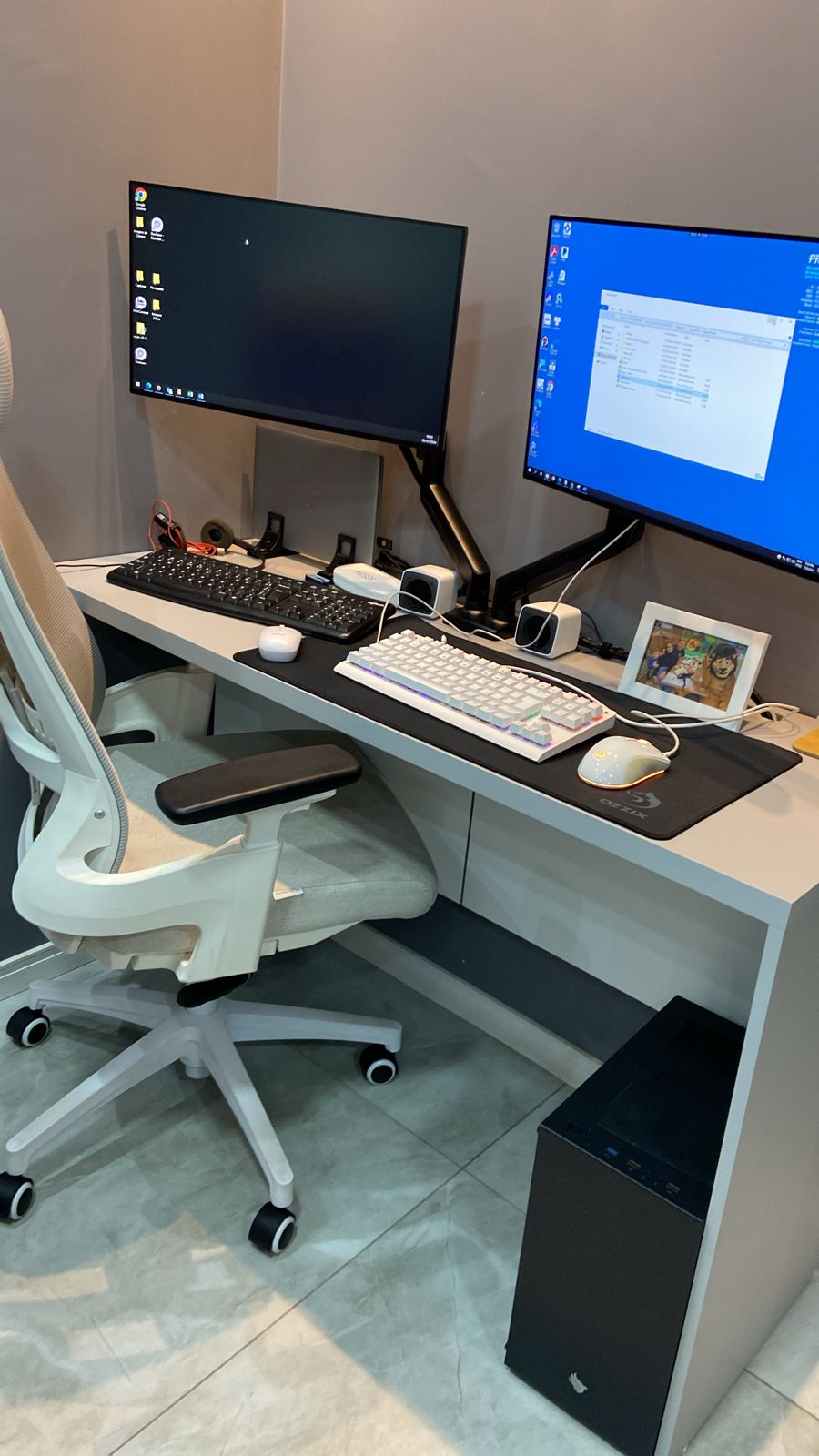 Mesa planejada de escritório para dois monitores