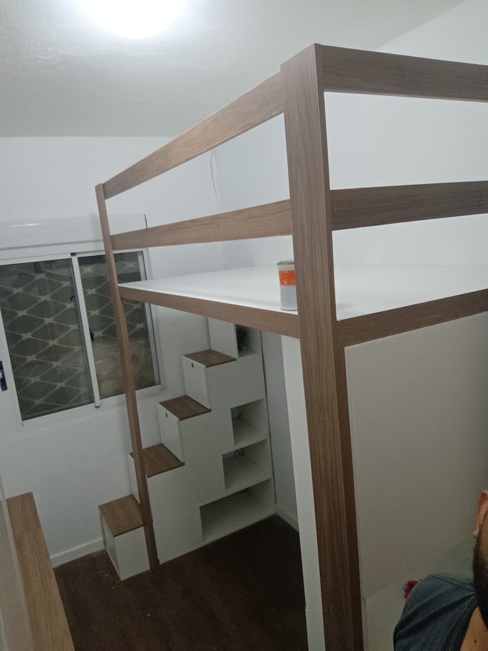 Estrutura de cama elevada com escada e nichos durante a execução